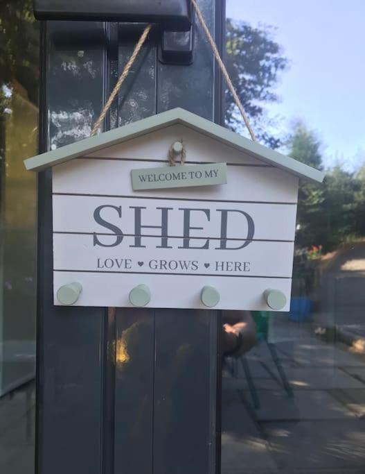 The Shed . A Cosy, Peaceful, 96% Recycled, Chalet. สวอนซี ภายนอก รูปภาพ